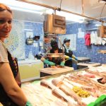 Isabel Sánchez, de l'establiment Peixos Moreno, al Mercat Les Bòbiles