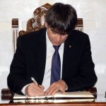 El president Carles Puigdemont signa el Llibre d'Honor de l'Ajuntament de Martorell