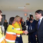 El president Puigdemont saludant a les treballadores de l'Hospital